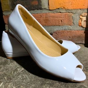 💕BRAND NEW💕 white open toe flats